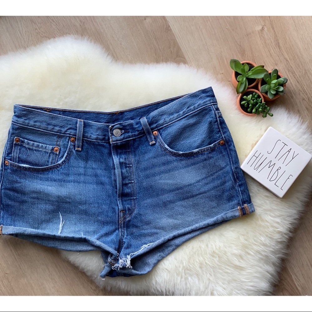 LEVI • 501 Denim Shorts Button Fly